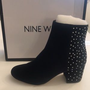 Nine West women’s Quazilia Ankle boot .Navy 6 M